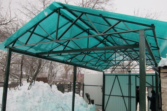 Двускатный навес из поликарбоната в Калининграде